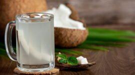 Ilustrasi air kelapa.
Sumber: jcomp/freepik