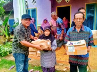 IWO Lampung Timur bagi sembako di desa Rajabasa lama, kecamatan labuhan ratu