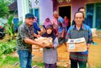 Ketua PD IWO Lampung Timur periode 2024-2029, Andono saat menyerahkan paket sembako kepada warga di Desa Rajabasa Lama, Kecamatan Labuhan Ratu, Kabupaten Lampung Timur, Seni 3 Juni 2024.
Sumber: Humas IWO Lampung Timur.
