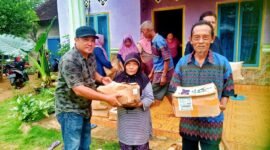 Ketua PD IWO Lampung Timur periode 2024-2029, Andono saat menyerahkan paket sembako kepada warga di Desa Rajabasa Lama, Kecamatan Labuhan Ratu, Kabupaten Lampung Timur, Seni 3 Juni 2024.
Sumber: Humas IWO Lampung Timur.