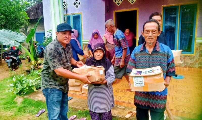 Ketua PD IWO Lampung Timur periode 2024-2029, Andono saat menyerahkan paket sembako kepada warga di Desa Rajabasa Lama, Kecamatan Labuhan Ratu, Kabupaten Lampung Timur, Seni 3 Juni 2024.
Sumber: Humas IWO Lampung Timur.