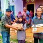 Ketua PD IWO Lampung Timur periode 2024-2029, Andono saat menyerahkan paket sembako kepada warga di Desa Rajabasa Lama, Kecamatan Labuhan Ratu, Kabupaten Lampung Timur, Seni 3 Juni 2024.
Sumber: Humas IWO Lampung Timur.