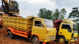 Aktivitas pengerukan tanah di lokasi tanggul primer Kecamatan Purbolinggo, Lampung Timur. Sumber: Agus Sahroni.