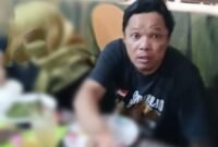 Sekretaris Desa Sidorejo kepergok selingkuh di rumah makan. Sumber: dok warga
