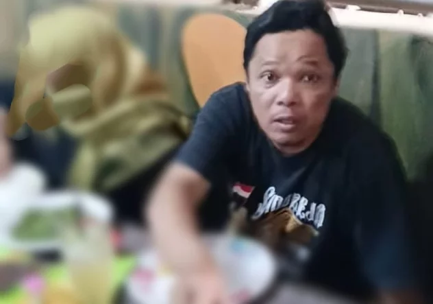 Sekretaris Desa Sidorejo kepergok selingkuh di rumah makan. Sumber: dok warga