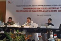 Wakil Ketua Dewan Komisioner OJK Mirza Adityaswara (ketiga kiri) dalam acara FGD dengan redaktur media massa di Batam, Provinsi Kepulauan Riau. ANTARA