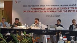 Wakil Ketua Dewan Komisioner OJK Mirza Adityaswara (ketiga kiri) dalam acara FGD dengan redaktur media massa di Batam, Provinsi Kepulauan Riau. ANTARA