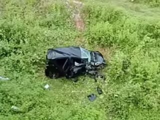 Mobil Toyota Agya Terperosok di Jembatan Way Curup, Desa Mataram Baru, Minggu 2 Juni 2024.