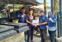 Pengrajin batu nisan, Husni menerima bantuan dari IWO Lampung. Sumber: IWO Lampung