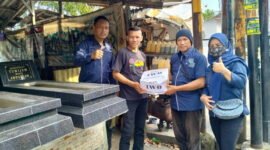 Pengrajin batu nisan, Husni menerima bantuan dari IWO Lampung. Sumber: IWO Lampung