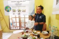 Ketua PW IWO Lampung Edi Arsadad, saat memberikan materi pelatihan jurnalistik. Sumber: Sukirno