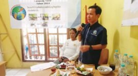 Ketua PW IWO Lampung Edi Arsadad, saat memberikan materi pelatihan jurnalistik. Sumber: Sukirno