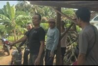 Suasana warga sekitar saat melihat kondisi rumah milik Fikri, usai dibobol maling. Sumber: JR