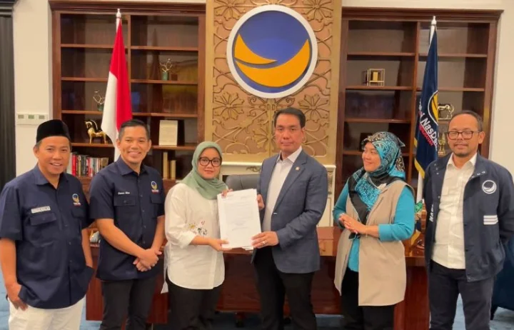 Ela Siti Nuryamah, saat menerima surat rekomendasi sebagai Calon Bupati Lampung Timur. Acara penyerahan dilaksanakan di Kantor DPP Partai NasDem Tower, Jakarta, Senin 1 Juli 2024.
Sumber: AGS