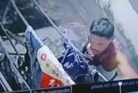 Tangkapan layar rekaman CCTV yang memperlihatkan aksi pelaku. Sumber: Jahri/Sukirno