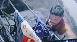 Tangkapan layar rekaman CCTV yang memperlihatkan aksi pelaku. Sumber: Jahri/Sukirno