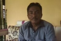 Kepala Dusun 5, Desa Tulung Pasik, Mujianto, saat wawancara bersama wartawan. Sumber: JR