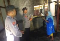 Anggota Polsek Labuhan Maringgai, saat menyambangi rumah Nenek Turi yang menjadi korban kebakaran. Sumber: JRI