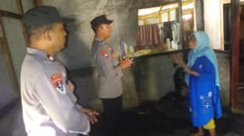Anggota Polsek Labuhan Maringgai, saat menyambangi rumah Nenek Turi yang menjadi korban kebakaran. Sumber: JRI