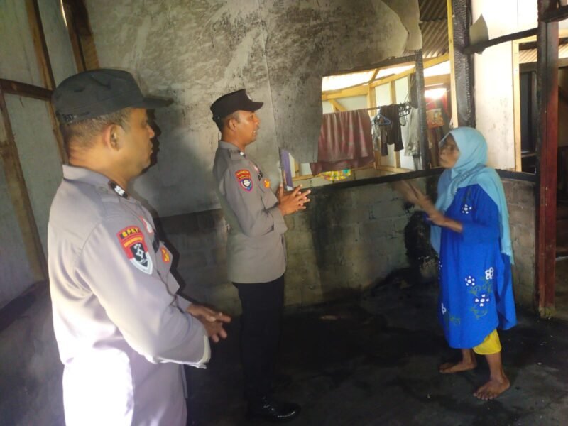 Anggota Polsek Labuhan Maringgai, saat menyambangi rumah Nenek Turi yang menjadi korban kebakaran. Sumber: JRI