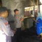 Anggota Polsek Labuhan Maringgai, saat menyambangi rumah Nenek Turi yang menjadi korban kebakaran. Sumber: JRI