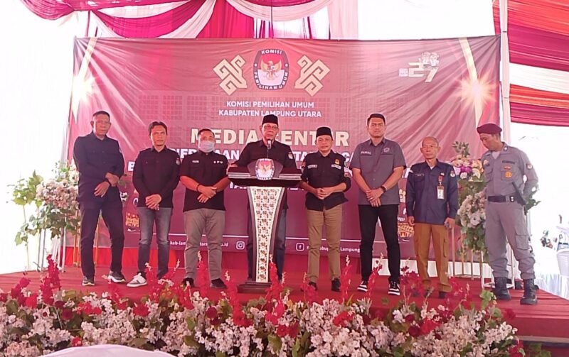 Ketua KPU Lampung Utara Marswan, saat konferensi pers yang digelar di halaman kantor KPU Lampura pada Senin 27 Agustus 2024. Sumber: Deri Kurnia