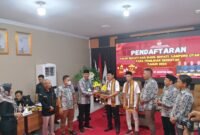 Pasangan calon bupati dan wakil bupati Kabupaten Lampung Utara periode 2024-2029, Ir. Hamartoni Ahadis dan Romli, telah resmi mendaftarkan diri di KPU Lampung Utara pada Rabu, 28 Agustus 2024. Sumber: Deri Kurnia