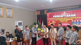 Pasangan calon bupati dan wakil bupati Kabupaten Lampung Utara periode 2024-2029, Ir. Hamartoni Ahadis dan Romli, telah resmi mendaftarkan diri di KPU Lampung Utara pada Rabu, 28 Agustus 2024. Sumber: Deri Kurnia