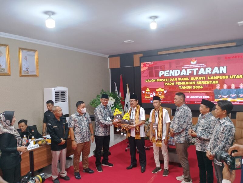Pasangan calon bupati dan wakil bupati Kabupaten Lampung Utara periode 2024-2029, Ir. Hamartoni Ahadis dan Romli, telah resmi mendaftarkan diri di KPU Lampung Utara pada Rabu, 28 Agustus 2024. Sumber: Deri Kurnia