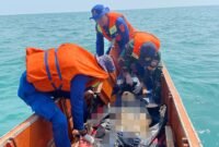 Tim gabungan, saat proses evakuasi mayat laki-laki yang terapung di perairan laut Labuhan Maringgai. Sumber: Sukirno/JHR