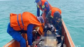 Tim gabungan, saat proses evakuasi mayat laki-laki yang terapung di perairan laut Labuhan Maringgai. Sumber: Sukirno/JHR
