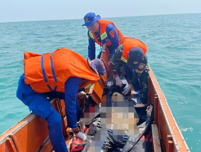Tim gabungan, saat proses evakuasi mayat laki-laki yang terapung di perairan laut Labuhan Maringgai. Sumber: Sukirno/JHR