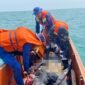 Tim gabungan, saat proses evakuasi mayat laki-laki yang terapung di perairan laut Labuhan Maringgai. Sumber: Sukirno/JHR