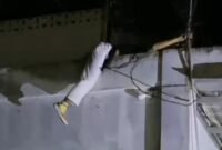 Tangkapan layar video amatir warga dilokasi yang memperlihatkan kejadian waiter cafe di Sribhawono tersengat listrik.