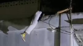 Tangkapan layar video amatir warga dilokasi yang memperlihatkan kejadian waiter cafe di Sribhawono tersengat listrik.