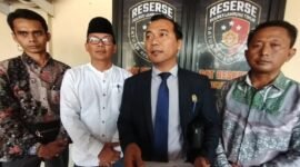 Pihak DPC PKB Lampung Timur bersama tim kuasa hukum saat memberikan keterangan terkait pelaporan terhadap mantan Sekjen DPP PKB, Lukman Edy, di Mapolres Lampung Timur, pada Rabu 7 Agustus 2024. Sumber: And