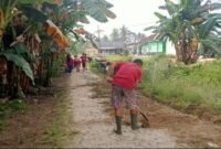 Suasana saat kelompok mahasiswa IAIN Metro bersama warga gelar aksi bersih-bersih lingkungan menyambut HUT RI ke-79. Sumber: Sukirno