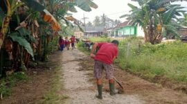 Suasana saat kelompok mahasiswa IAIN Metro bersama warga gelar aksi bersih-bersih lingkungan menyambut HUT RI ke-79. Sumber: Sukirno