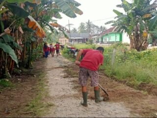 Mahasiswa IAIN Metro bersama warga gelar aksi bersih bersih lingkungan menyambut HUT RI ke-79.