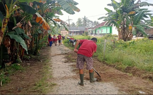 Mahasiswa IAIN Metro bersama warga gelar aksi bersih bersih lingkungan menyambut HUT RI ke-79.