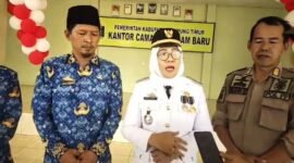 Camat Mataram Baru Sriyati, saat memberikan keterangan di lokasi kegiatan. Sumber: Ags