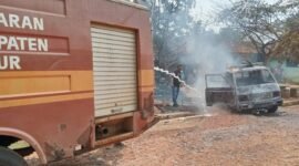 Petugas pemadam kebakaran berjibaku padamkan api. Sumber: Hadi Jakariya