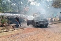 Petugas pemadam saat berjibaku memadamkan kobaran api. Sumber: Hadi Jakariya