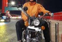 Chika, perempuan 20 tahun asal Mataram Baru yang rela menempuh perjalanan Lampung Timur - Pekanbaru, Riau dengan menunggangi motor CB demi mengikuti pendaftaran TNI AU di . Sumber: Ist