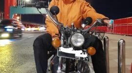 Chika, perempuan 20 tahun asal Mataram Baru yang rela menempuh perjalanan Lampung Timur - Pekanbaru, Riau dengan menunggangi motor CB demi mengikuti pendaftaran TNI AU di . Sumber: Ist