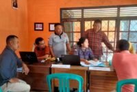 Suasana proses pendaftara PTPS di Sekretariat Panwaslu Kecamatan Way Jepara. Sumber: Sukirno