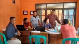 Suasana proses pendaftara PTPS di Sekretariat Panwaslu Kecamatan Way Jepara. Sumber: Sukirno