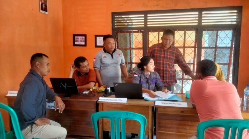 Suasana proses pendaftara PTPS di Sekretariat Panwaslu Kecamatan Way Jepara. Sumber: Sukirno