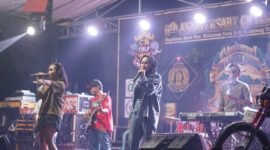 Vika n Sephia, duo vokal yang di gaet JaSka Band, sukses memberi warna baru di acata anniversary komunitas motor CB Lintas Patas (CBLP) yang dilaksanakan di lapangan Desa Rajabasa Baru, Kecamatan Mataram Baru, Lampung Timur pada Sabtu 31 Agustus 2024. Sumber: dok CBLP.