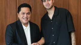 Ketua Umum PSSI Erick Tohir bersama pemain FC Copenhagen Kevin Diks. Sumbe: X/@ericktohir